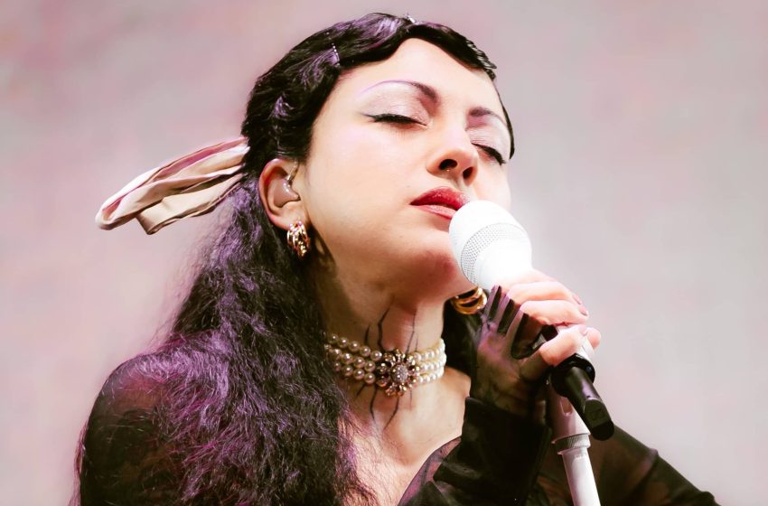 Mon Laferte en Movistar Arena: Talento y propuesta que enamora
