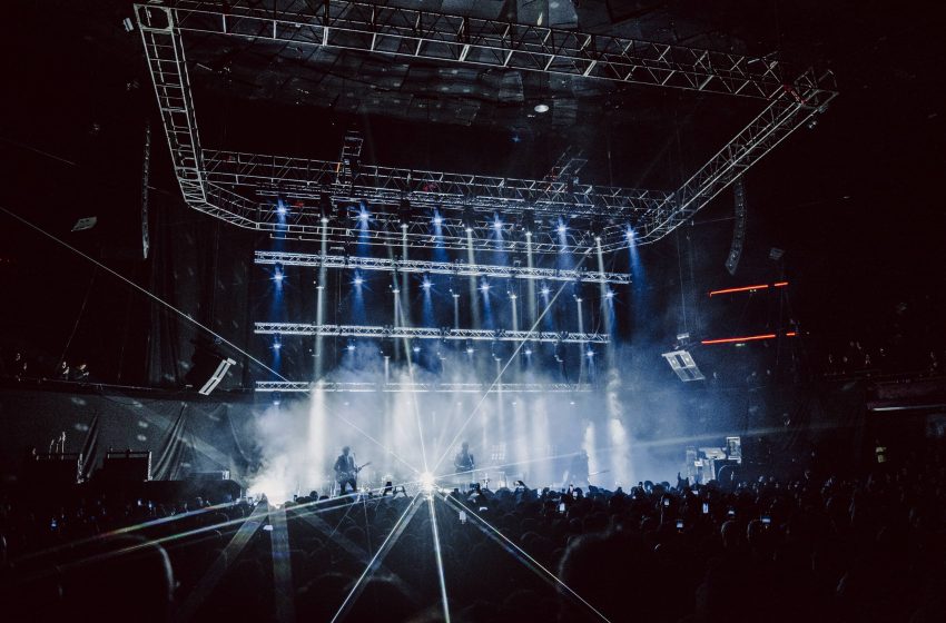 Interpol en el Teatro Caupolicán: Reencuentro nostálgico bajo las sombras