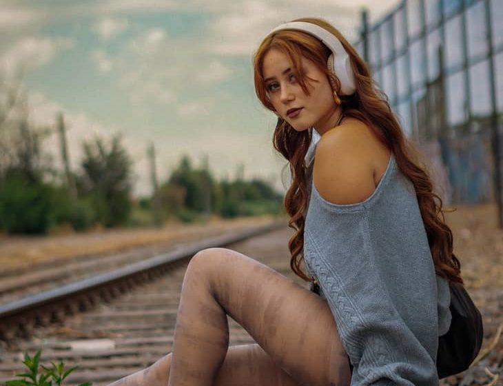  Alondra Bravo estrena su nueva canción «Qué me queda?