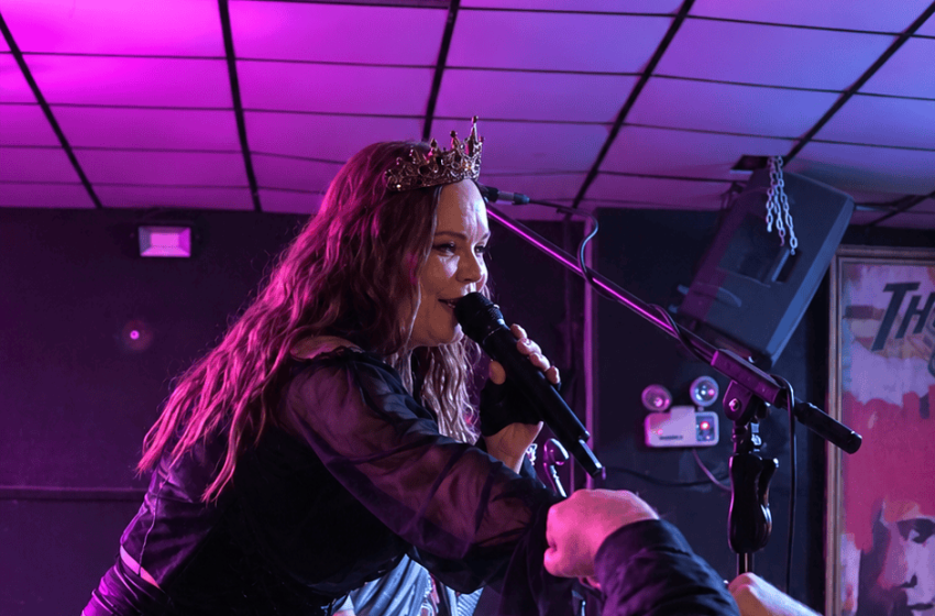  Anette Olzon brilló con luz propia en una lluviosa noche en Santiago